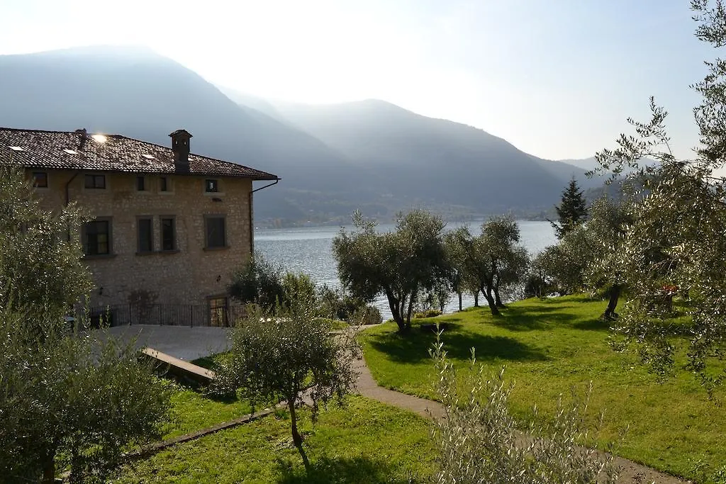Castello Oldofredi Aparthotel Monte Isola 4*,